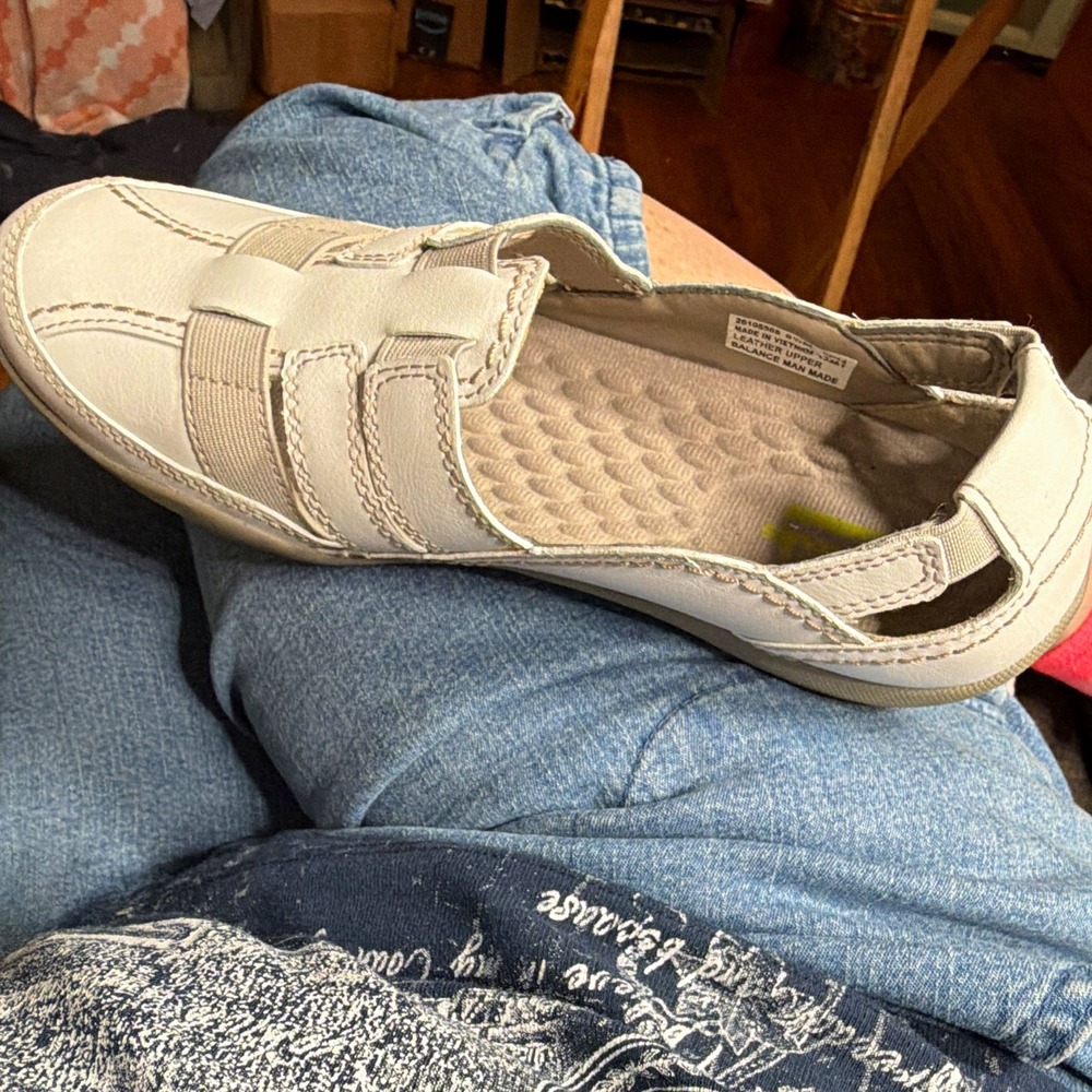 Clarks Women's White Leather Slip-On Flats Round Toe Size 8.5 M